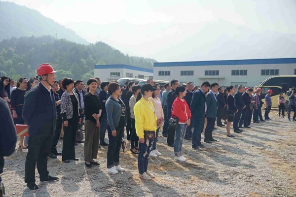 景寧畬族自治縣在鳳凰學(xué)校建設(shè)工程項目部舉行集中開工儀式